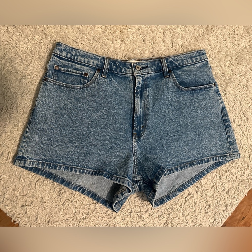 Abercrombie & Fitch The High Rise Mom Jean Shorts Light Wash Denim Size 33/16